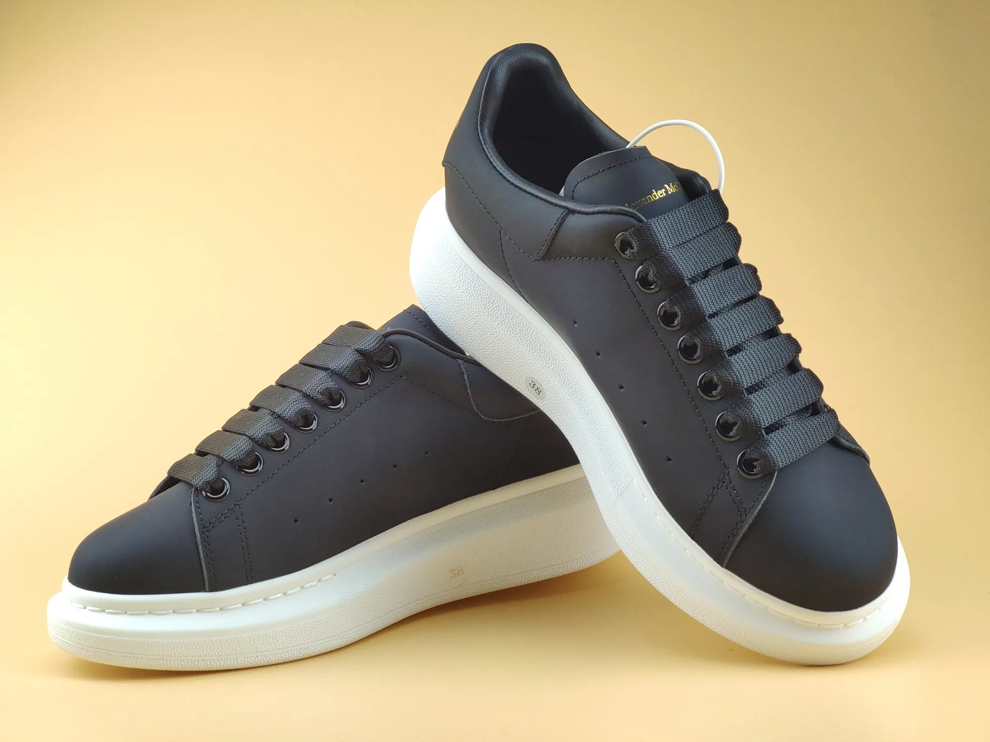 👟👟Ex-factory price 480 👟👟 ALEXANDER MQUEEN (McQueen) 🎉The highest quality silk cowhide version on the market🎊, imported water-dyed sheepskin inside, 1:1 replica at the counter, star style T stage catwalk, a must-have for fashionistas , the original high-temperature and ultra-clear air pressure logo on the foot, absolutely counter-matched version, the arc of the back bag is truly genuine 0⃣ difference, using an exclusive privately molded double-layer vacuum outsole, which is light on the foot and has excellent rebound! Running🏃✈The first choice item for outdoor sports💅💅Trend and fashion coexist📣Female style: 35-39, male style: 39-44 with original packaging
